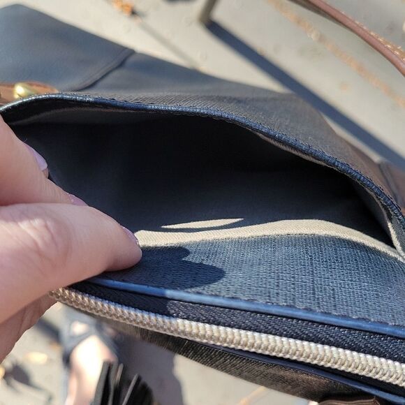 Fossil navy tote with tassle - Picture 5 of 7